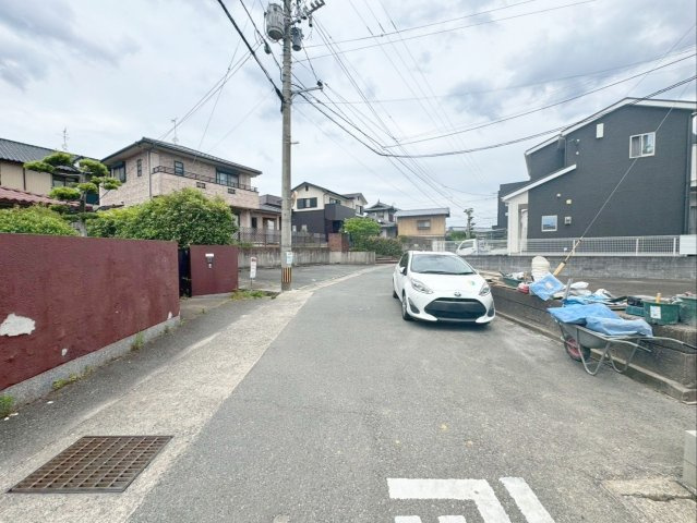 糟屋郡粕屋町仲原　新築戸建　1・2号棟の前面道路含む現地写真|前面道路（幅員：約4.4ｍ～約5.3ｍ）