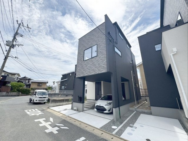 糟屋郡粕屋町仲原　新築戸建　1・2号棟の外観|【2号棟】3階建てならではの存在感ある外観デザイン！