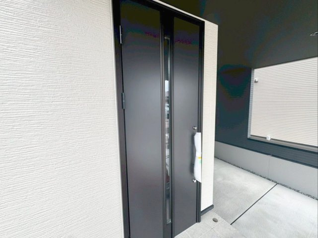 糟屋郡粕屋町仲原　新築戸建　1・2号棟の玄関|採光を取り込みやすいスリットガラス付き玄関ドア！