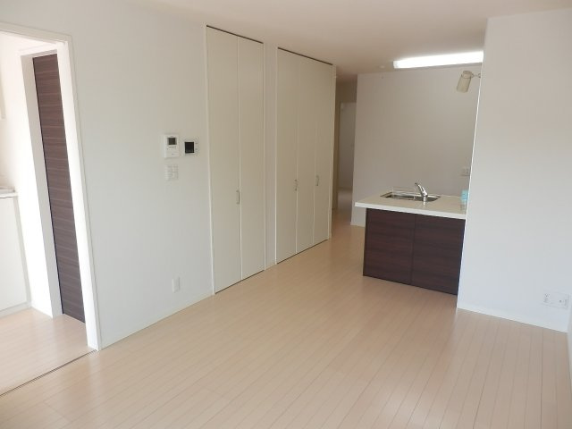 シャーメゾン橋本Ⅱの居間・リビング|シンプルなLDK。お部屋の中もすっきりとしています。
