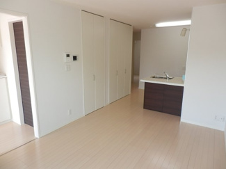 【居間・リビング】 | シャーメゾン橋本Ⅱ | シンプルなLDK。お部屋の中もすっきりとしています。
