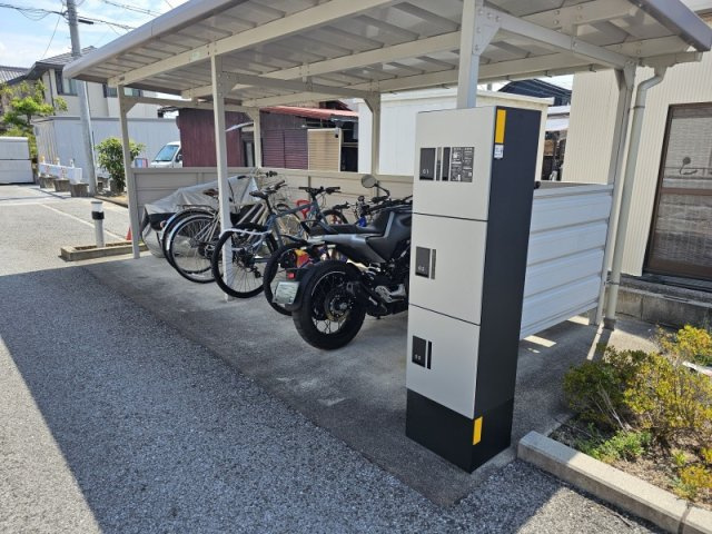 シャーメゾン橋本Ⅱのその他共用部分|宅配ボックスが設置されています！と屋根付き駐輪場