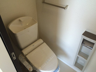 【トイレ】 | シャーメゾン橋本Ⅱ | 温水洗浄便。小物が置けるトイレットペーパーホルダーです。