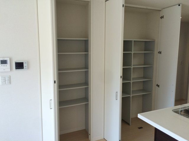 シャーメゾン橋本Ⅱの収納|リビング収納があるアパートは少ないですが、こちらのお部屋は大きな収納があるのでうれしいですね。