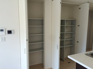 【収納】 | シャーメゾン橋本Ⅱ | リビング収納があるアパートは少ないですが、こちらのお部屋は大きな収納があるのでうれしいですね。
