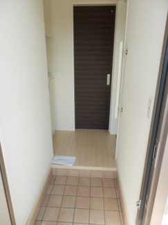【玄関】 | シャーメゾン橋本Ⅱ | 玄関には手すりも付いているので靴を履くときにも便利です。