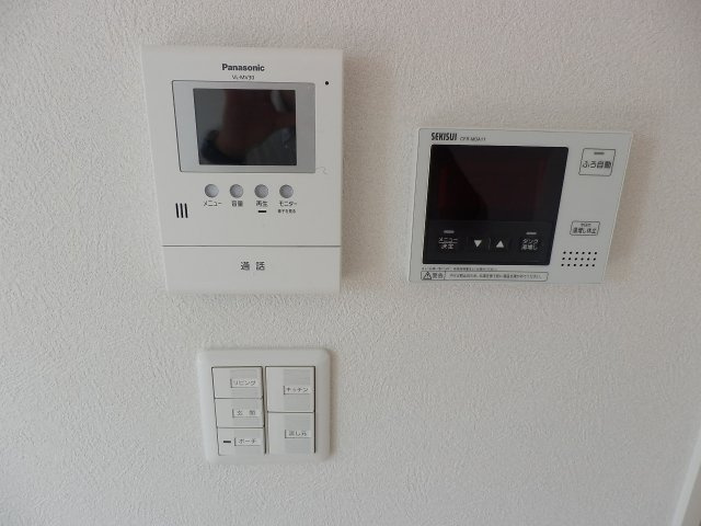 シャーメゾン橋本Ⅱのセキュリティ|モニター付きインターホンでドアを開けずに確認・会話が出来て安心です。右側は給湯器のリモコンです。自動湯張りもできますよ！