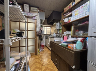 【キッチン】 | 守口市佐太中町4丁目　中古テラス | 玄関からスムーズにダイニングキッチンへとつながる動線が確保されており、使い勝手の良い間取りとなっており、DKスペースには便利な床下収納を備えているため、食品のストックや日用品の収納できそうです！