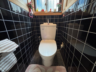 【トイレ】 | 守口市佐太中町4丁目　中古テラス | 玄関付近にトイレが配置されており、使い勝手の良い動線となっています。
状態も良好で清潔感があり、気持ちよくお使いいただける設備です。