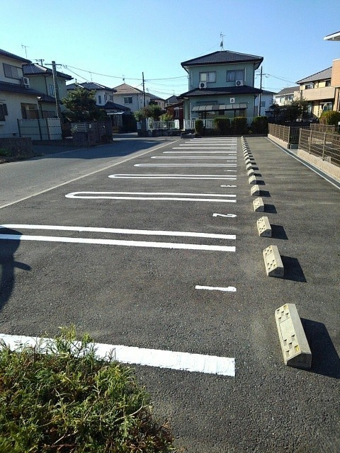 ネオ　コスモスの駐車場