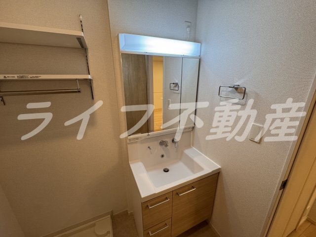 パークヴィラの独立洗面台|独立洗面台、小物を置くことができて便利です