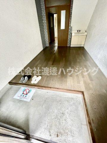 石原町貸家の玄関