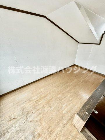 石原町貸家の寝室