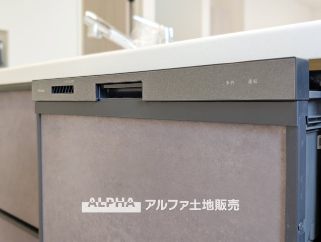 武蔵村山市伊奈平6丁目　新築戸建全1棟のキッチン|【Food washing machine】
◆食洗機◆お子様の面倒を見れる時間が増え時短になります。加えて手荒れも防げてしかも節水が高い為、大変人気があり重宝します。
