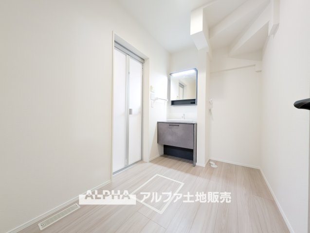 武蔵村山市伊奈平6丁目　新築戸建全1棟のランドリースペース|【Laundry space】
◆ランドリースペース◆広々した空間で雨の日でも十分に洗濯物を乾かすことが出来ます。バスルームには浴室換気乾燥機も付いているので重宝しますね。