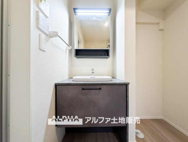 武蔵村山市伊奈平6丁目　新築戸建全1棟の独立洗面台|【Vanit】◆洗面台◆身支度がしやすい洗面台は、収納力にも配慮した設計。朝の準備から帰宅後まで、家族みんなが使いやすい空間です。