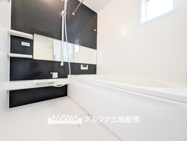 武蔵村山市伊奈平6丁目　新築戸建全1棟の浴室|【Clean space】
◆浴室◆清潔感のあるバスルームは、お手入れもしやすい設計。浴室乾燥機付きで、雨の日の洗濯や湿気対策にも便利です。