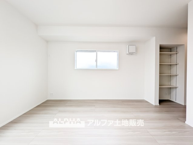 武蔵村山市伊奈平6丁目　新築戸建全1棟の洋室|【multi room】
◆多用途に使える一室◆収納やワークスペースとしても活用できる洋室。家族構成やライフスタイルに合わせて柔軟に使える空間です。