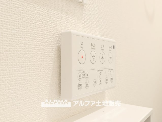武蔵村山市伊奈平6丁目　新築戸建全1棟のトイレ|【Warm water flush toilet】
◆温水洗浄便座付きトイレ◆お掃除も楽々。快適に過ごすためには今や欠かせない設備の一つです。壁掛けリモコンで使いやすくいつでも清潔に保てます。