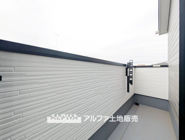 武蔵村山市伊奈平6丁目　新築戸建全1棟のバルコニー|【Soft Horizon】
◆空とつながる暮らし◆
広がる景色が、心の視界までひらいてくれる。過ごすほどに、毎日の一瞬一瞬が大切に感じられる住まい。