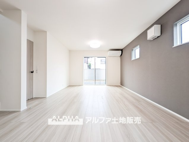 武蔵村山市伊奈平6丁目　新築戸建全1棟の居間・リビング|【A cozy space】◆余白のある暮らし◆
人を招いても、ひとりで過ごしても心地よい住空間。
温もりを感じるこの場所が、暮らしの輪郭をやさしく描いていく。