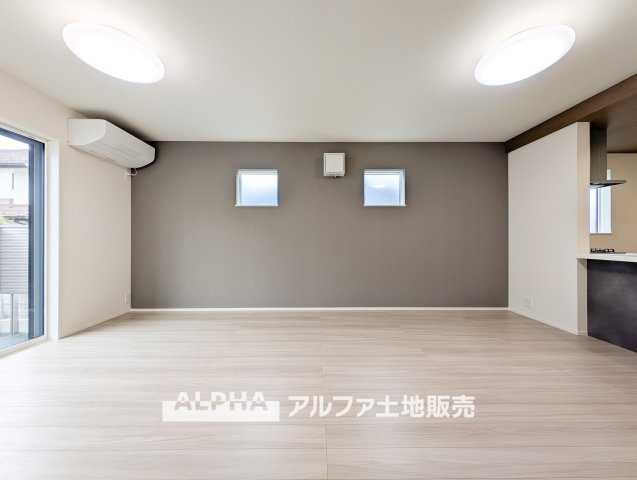 武蔵村山市伊奈平6丁目　新築戸建全1棟の居間・リビング|【A warm space】◆心をほどく場所◆
ゆったりとした空間に包まれ、誰かを迎えることが日常になる住まい。
この環境で暮らすうちに、時間の使い方も、人との距離感も変わっていく。