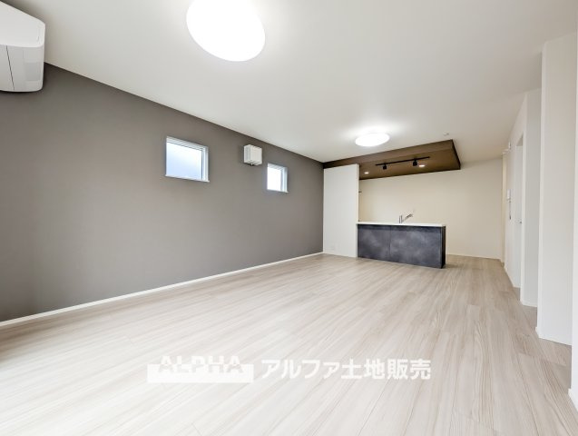 武蔵村山市伊奈平6丁目　新築戸建全1棟の居間・リビング|【A place that feels right】◆自然と人が集まる◆
広がりを感じる住空間と、手触りのある落ち着いた雰囲気。
ここで重ねる毎日が、暮らし方そのものを静かに変えていく。