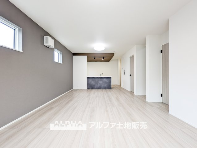 武蔵村山市伊奈平6丁目　新築戸建全1棟の居間・リビング|【light a living】
◆明るいリビング◆にペイントして君との時間を有意義に過ごしたい。ここでの暮らしは僕たちにとって宝物になる。