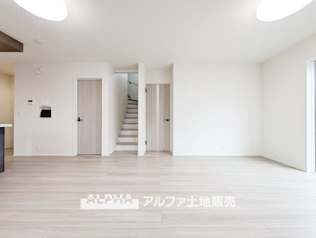 武蔵村山市伊奈平6丁目　新築戸建全1棟の居間・リビング|【full space】
◆気軽に人を招ける◆ゆったりとした住空間に手のぬくもりを感じれるような温かい住まい。そんな環境で暮らしていくうちに僕たちも変わって行く。