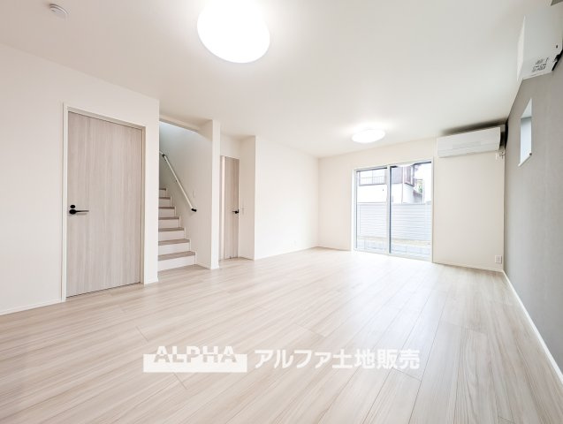 武蔵村山市伊奈平6丁目　新築戸建全1棟の居間・リビング|【A home found by chance】
◆偶然見つけた物件で◆思わぬ空間を手に入れたい。愛を育み、人と出会い、新たな命に恵まれる。そんな未来を創造してぬくもりのある住空間を君と共有したい。