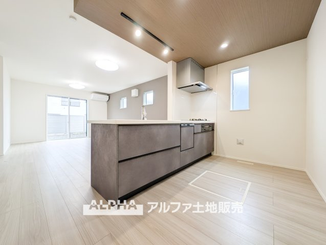 武蔵村山市伊奈平6丁目　新築戸建全1棟のキッチン|【Life without end】
◆キッチンからは家族◆の様子が見ることができ、いつでも安心して料理ができる。そして、効率よく家事を進めるために必須な食洗器が家族との大切な時間を生む。