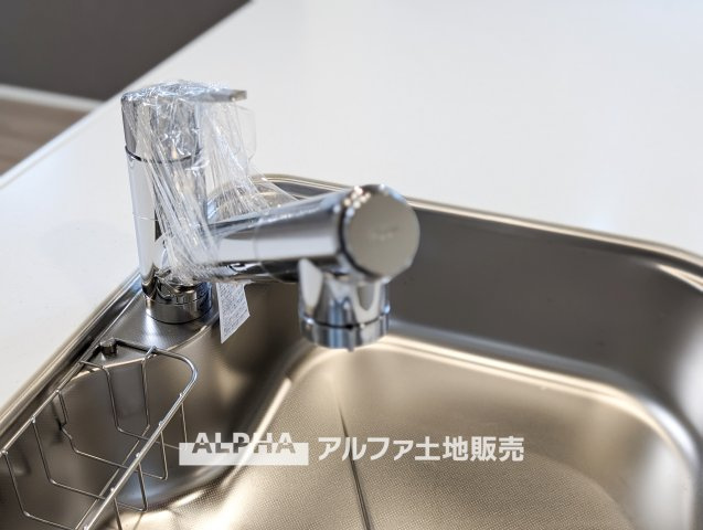 武蔵村山市伊奈平6丁目　新築戸建全1棟のキッチン|【Water cleaner】
◆浄水器◆蛇口から流れ出すお水はクリーンでいつも楽しめます。また浄水器内臓シャワー混合栓なので場所取らずのスッキリとしたスタイルです。