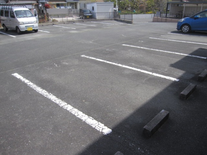 サンヒルズ鷹丘Aの駐車場
