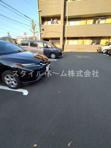 GRASTAの駐車場