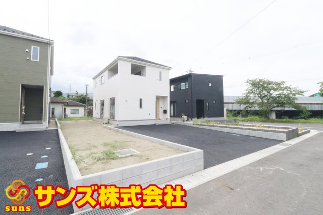 須賀川市影沼町　　　１号棟　　須賀川第１小学校、須賀川第１中学区の外観|南東側から見た駐車場を含む外観♪