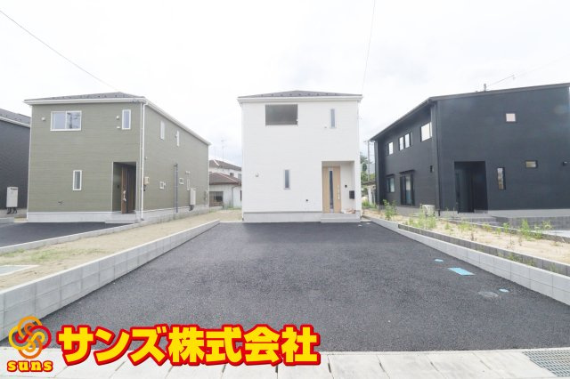 須賀川市影沼町　　　１号棟　　須賀川第１小学校、須賀川第１中学区の外観|東側から見た駐車場を含む外観♪