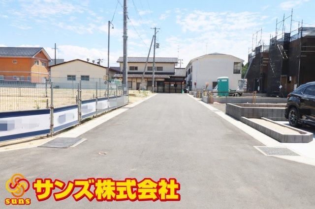 須賀川市影沼町　　　１号棟　　須賀川第１小学校、須賀川第１中学区の前面道路含む現地写真|東側前面道路