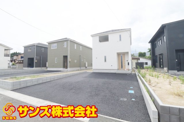 須賀川市影沼町　　　１号棟　　須賀川第１小学校、須賀川第１中学区の外観|北東側から見た駐車場を含む外観♪