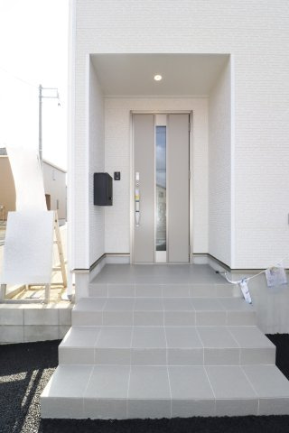 須賀川市影沼町　　　2号棟　　須賀川第１小学校、須賀川第１中学区の玄関|※同社施工例