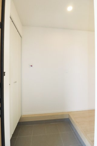 須賀川市影沼町　　　2号棟　　須賀川第１小学校、須賀川第１中学区の玄関|※同社施工例