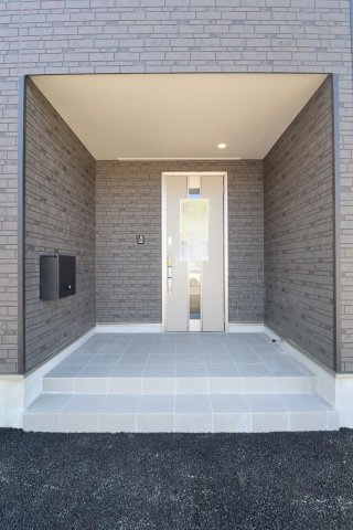 須賀川市影沼町　　　3号棟　　須賀川第１小学校、須賀川第１中学区の玄関|※同社施工例