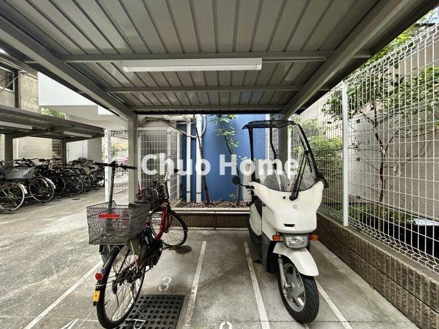 サンクタス森下の駐車場|【バイク置場】最新の空き状況や費用などの詳細は担当スタッフまでお問い合わせください。
