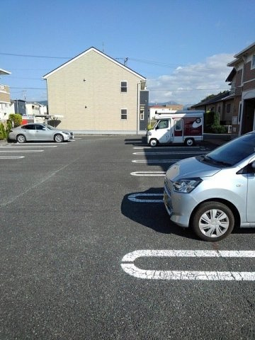 クレバー　レンドＢの駐車場