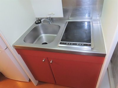 レオパレスグレイスパディのキッチン|2口の電気コンロまたはIHコンロとなります