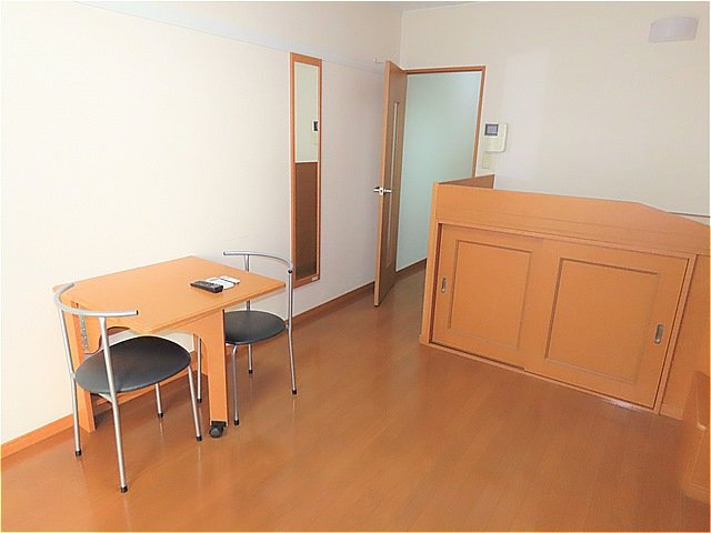 レオパレス踏入の居間・リビング|ハイベッドタイプのお部屋です