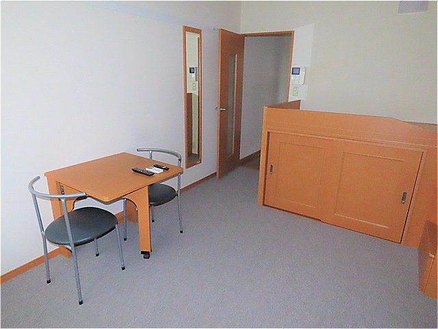 レオパレス踏入の居間・リビング|ハイベッドタイプのお部屋です