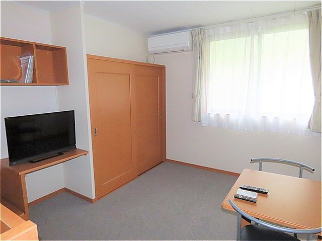 レオパレス踏入の居間・リビング|2階はカーペットのお部屋です