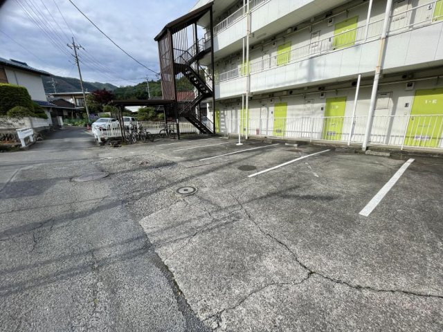 かしの木ハイムの駐車場