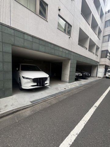 ファミール銀座イーストの駐車場