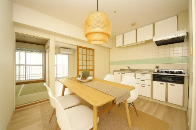 Maison Sakaeの居間・リビング|バーチャルステージングの写真となります。家具家電等は付帯しません。参考にご覧くださいませ。